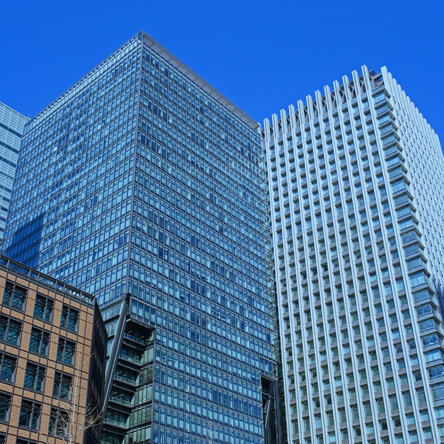 都市部に建ち並ぶ高層オフィスビル群