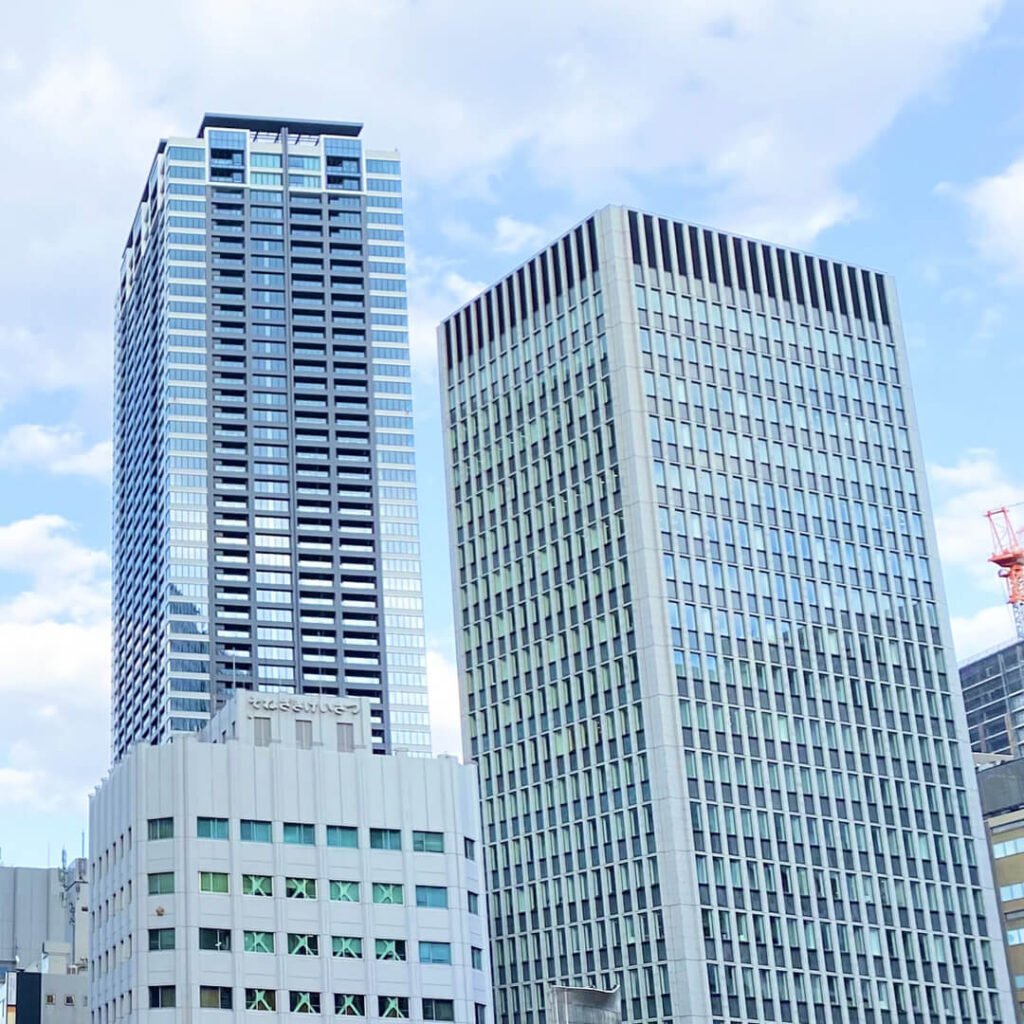 都市部に建つ高層のオフィスビル群
