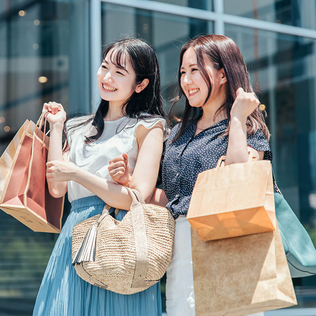 ショッピングを楽しむ笑顔の女性たち