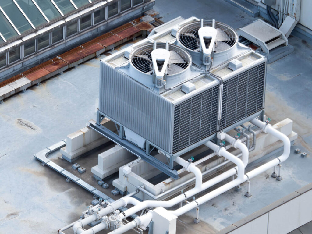 屋上に設置された空調用冷却塔の外観