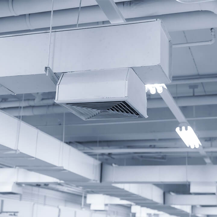 天井に設置された業務用送風機と空調ダクト